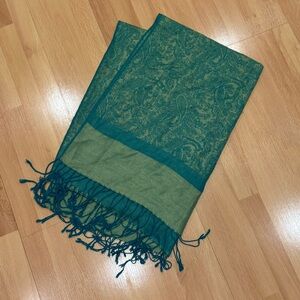 Elegant Green Paisley Scarf with Fringe